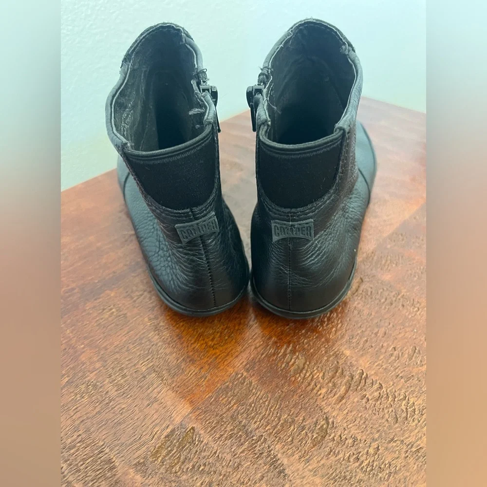 Camper Right Nina Slim Black leather comfy minimalist ankle boots sz 38